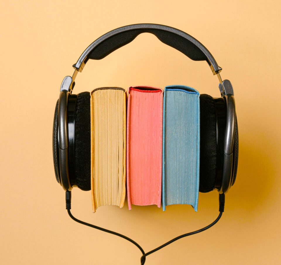 Audiobooks: Όλο και περισσότεροι Έλληνες ακούνε τα αγαπημένα τους βιβλία