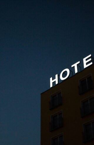 Booking: Τι συμβαίνει με την πολυεθνική που οι ξενοδόχοι αγαπούν να μισούν