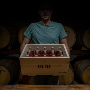 Όταν ένας σεφ άφησε τη μαγειρική και δημιούργησε την Αποσταγματοποιία της Σύρου