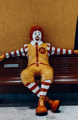 McDonald’s: Ο δρόμος που τη χωρίζει από τα 50 καταστήματα στην Ελλάδα