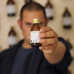 Ένας πρώην βιομηχανικός σχεδιαστής της Hermes, που έκανε ελαιόλαδο το επίθετο του παππού του
