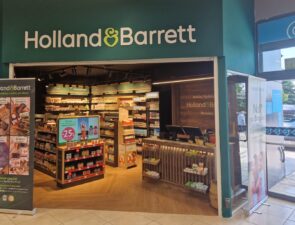 HOLLAND &#038; BARRETT: Ο Όμιλος Fourlis συνεχίζει την επέκτασή του στον τομέα των προϊόντων υγείας και ευεξίας
