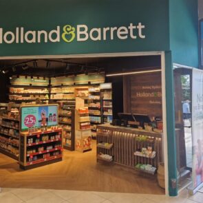 HOLLAND &#038; BARRETT: Ο Όμιλος Fourlis συνεχίζει την επέκτασή του στον τομέα των προϊόντων υγείας και ευεξίας