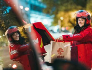E-food: Τεράστια κερδοφορία αλλά δεν υπογράφει συλλογική σύμβαση εργασίας
