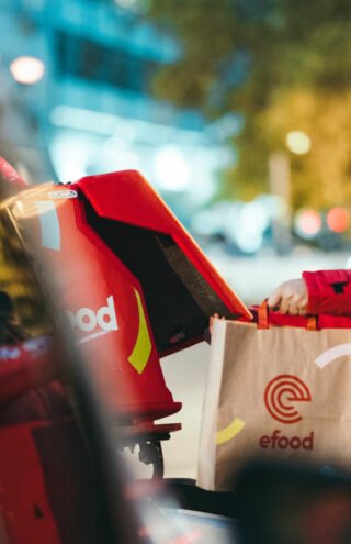 E-food: Τεράστια κερδοφορία αλλά δεν υπογράφει συλλογική σύμβαση εργασίας