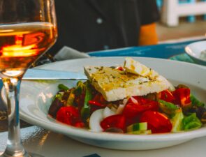 Η φέτα, η πολυεθνική Lactalis και η τέταρτη διεθνής νίκη για την ονομασία
