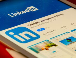 LinkedIn: &#8220;&#8216;έσκισε&#8221; τις αγγελίες στις εφημερίδες για την αγορά εγασίας