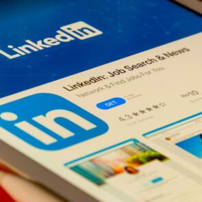 LinkedIn: &#8220;&#8216;έσκισε&#8221; τις αγγελίες στις εφημερίδες για την αγορά εγασίας