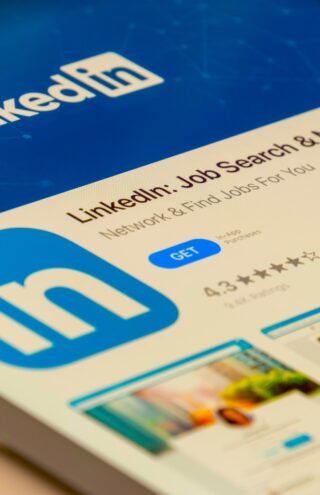 LinkedIn: &#8220;&#8216;έσκισε&#8221; τις αγγελίες στις εφημερίδες για την αγορά εγασίας