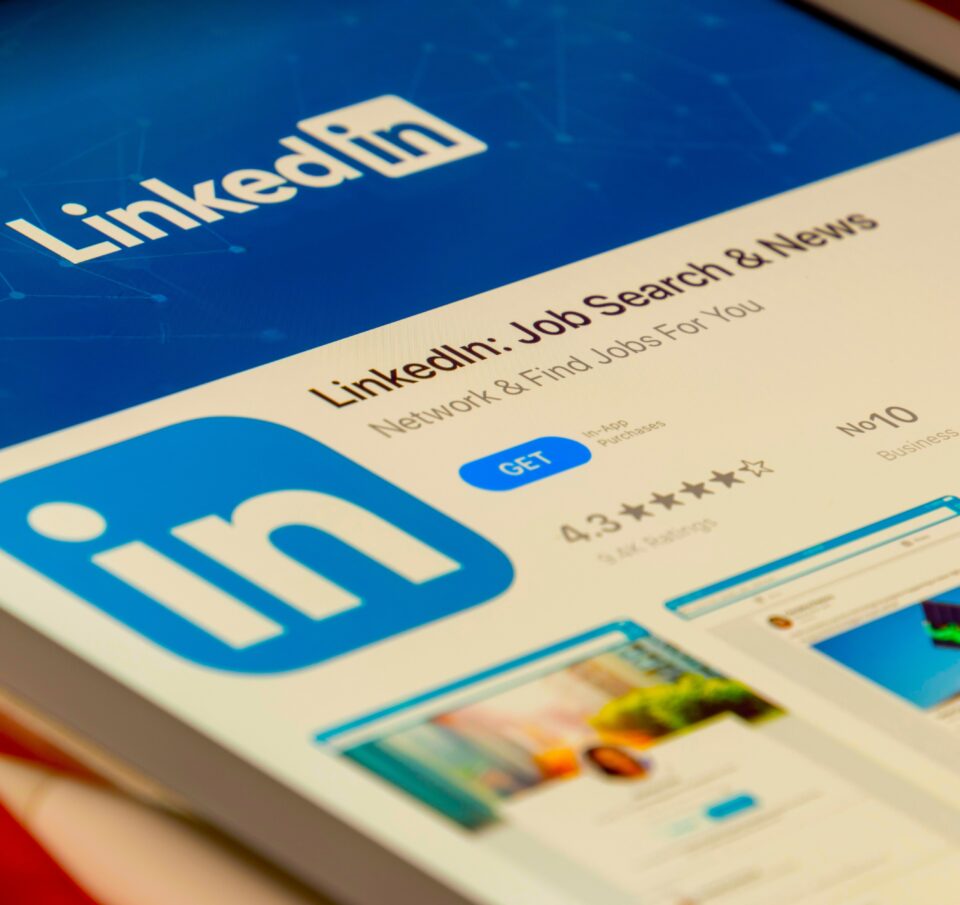 LinkedIn: &#8220;&#8216;έσκισε&#8221; τις αγγελίες στις εφημερίδες για την αγορά εγασίας