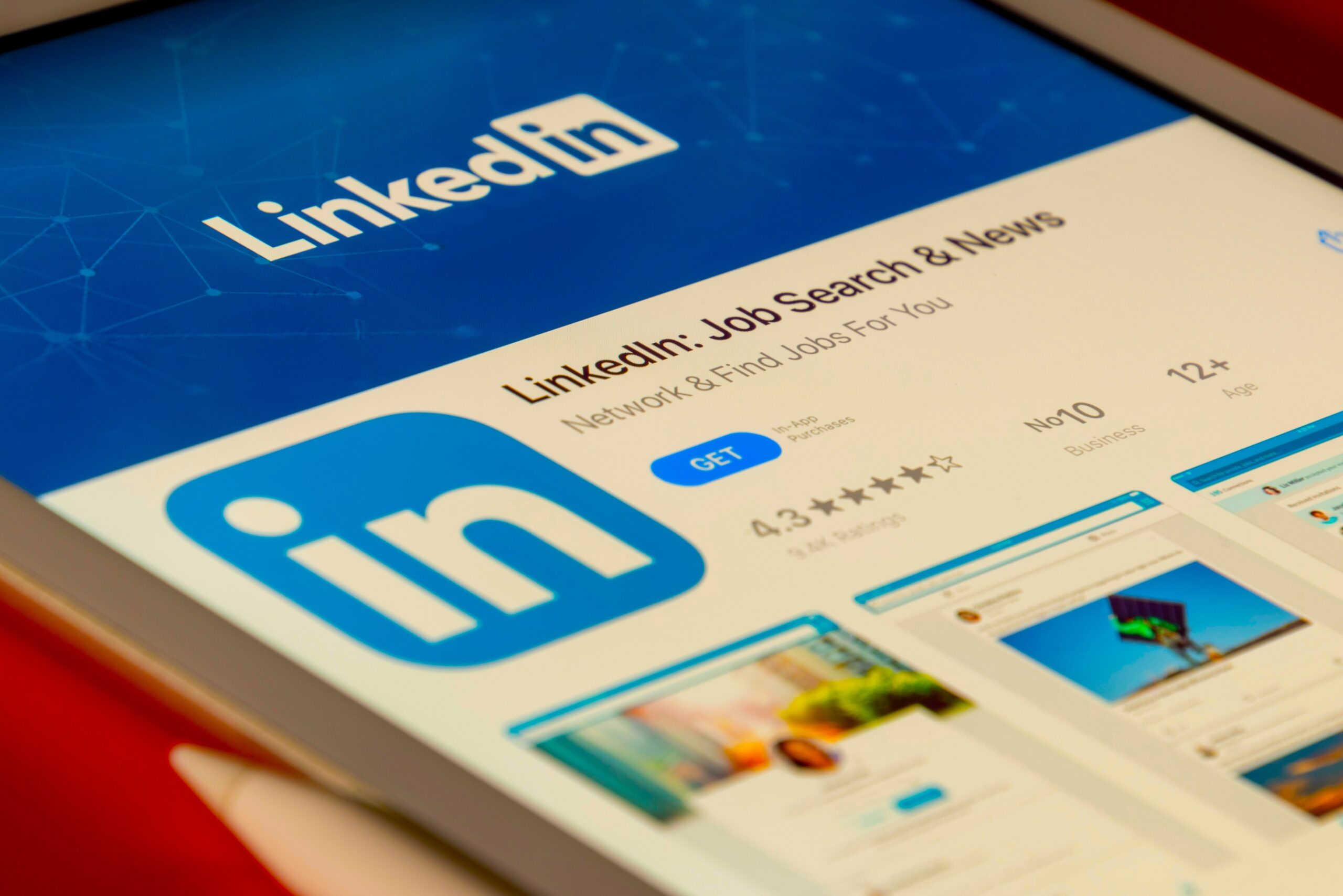 LinkedIn: &#8220;&#8216;έσκισε&#8221; τις αγγελίες στις εφημερίδες για την αγορά εγασίας