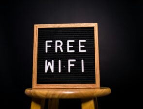 «Φουντώνει» η «μάχη» των εταιρειών για 5G και δορυφορικό ίντερνετ στο σπίτι