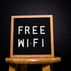 «Φουντώνει» η «μάχη» των εταιρειών για 5G και δορυφορικό ίντερνετ στο σπίτι