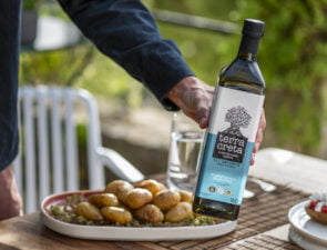 Εξαιρετικό παρθένο ελαιόλαδο Terra Creta: Από το Κολυμβάρι Χανίων στην κορυφή του κόσμου