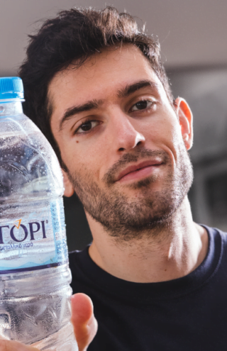 Ο Μίλτος Τεντόγλου δεν βλέπει το τώρα, βλέπει το αύριο. Και το πάει τέρμα.