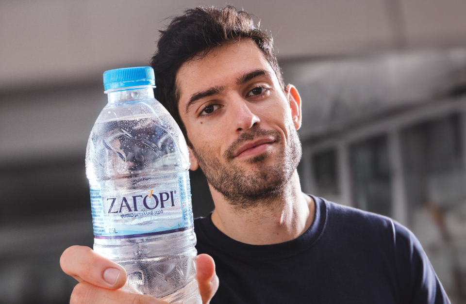 Ο Μίλτος Τεντόγλου δεν βλέπει το τώρα, βλέπει το αύριο. Και το πάει τέρμα.