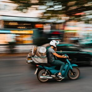 Πόσο ελκυστικό είναι τελικά το επάγγελμα του διανομέα στην Ελλάδα;