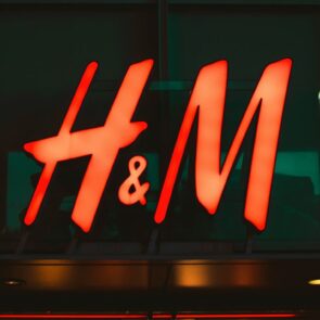 H&M: Λειτουργικά κέρδη 6 δισ. κορώνες με περιθώριο 10,6%