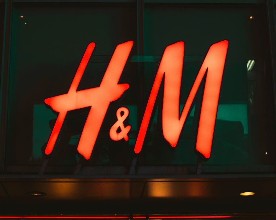 H&M: Λειτουργικά κέρδη 6 δισ. κορώνες με περιθώριο 10,6%