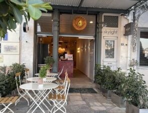 Το Avocado Café των Aria Hotels ενώνει τις δυνάμεις του με το A Magic Cabinet στη Σύρο