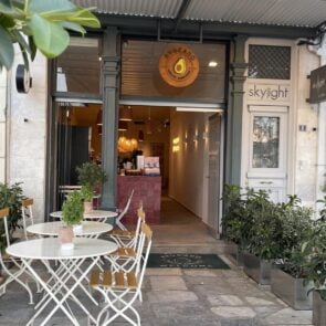 Το Avocado Café των Aria Hotels ενώνει τις δυνάμεις του με το A Magic Cabinet στη Σύρο