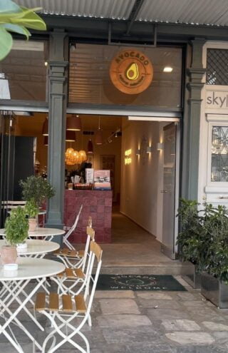Το Avocado Café των Aria Hotels ενώνει τις δυνάμεις του με το A Magic Cabinet στη Σύρο