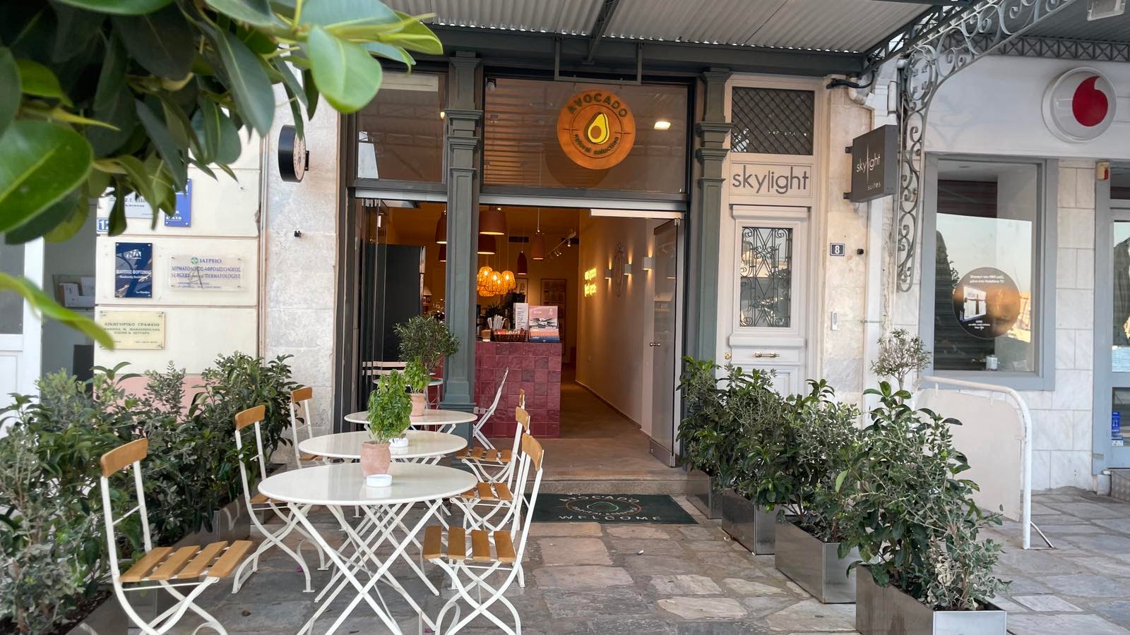 Το Avocado Café των Aria Hotels ενώνει τις δυνάμεις του με το A Magic Cabinet στη Σύρο