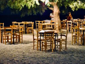 Οι τουρίστες είναι πολλοί, αλλά και «σφιχτοί»