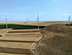 ΔΕΗ: Υπογραφή συμφωνίας για την εξαγορά 629MW ΑΠΕ της Evryo Group στη Ρουμανία