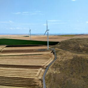 ΔΕΗ: Υπογραφή συμφωνίας για την εξαγορά 629MW ΑΠΕ της Evryo Group στη Ρουμανία