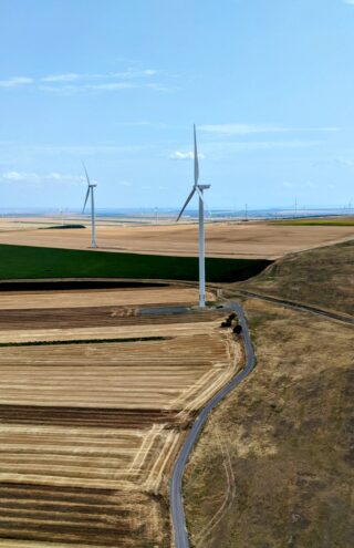 ΔΕΗ: Υπογραφή συμφωνίας για την εξαγορά 629MW ΑΠΕ της Evryo Group στη Ρουμανία