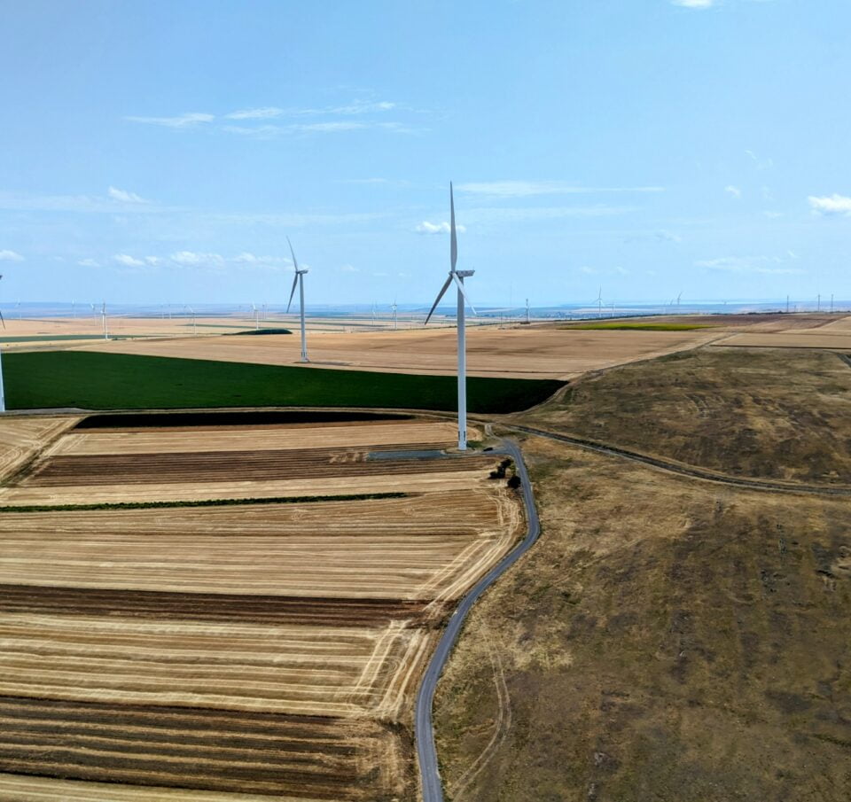 ΔΕΗ: Υπογραφή συμφωνίας για την εξαγορά 629MW ΑΠΕ της Evryo Group στη Ρουμανία