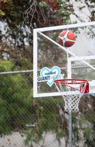 Το Giant Heart της Novibet παραδίδει δύο νέα ανακαινισμένα γήπεδα