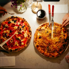 Η «μάχη» της πίτσας στην Ελλάδα: Οι κορυφαίοι παίκτες και το τέλος της Pizza Hut