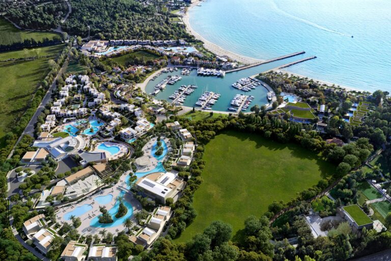 Η οικογένεια που ίδρυσε το Sani Resort επιστρέφει στη Χαλκιδική