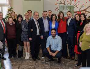 Το Φυσικό Μεταλλικό Νερό ΘΕΟΝΗ και το Υπουργείο Κοινωνικής Συνοχής και Οικογένειας προσέφεραν “Γεύμα Αγάπης” στο Γηροκομείο Αθηνών