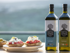 Η Terra Creta «Αγαπάει το Ελαιόλαδο. Πολύ.» και το δηλώνει  με την νέα της καμπάνια!