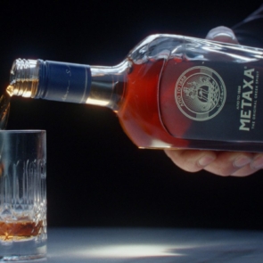 Μεταξύ μας, Metaxa: Η ιστορία, οι προκλήσεις, οι κρίσεις και η παγκόσμια παρουσία