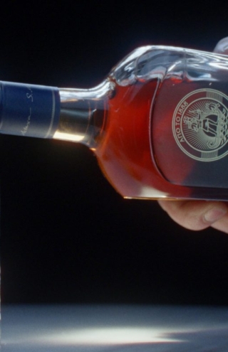 Μεταξύ μας, Metaxa: Η ιστορία, οι προκλήσεις, οι κρίσεις και η παγκόσμια παρουσία