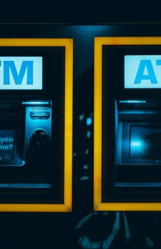 Γιατί οι τράπεζες περιορίζουν τα ATM και ποιος αναλαμβάνει τη συνέχεια