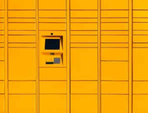 Μονόδρομος για την ACS τα smart lockers