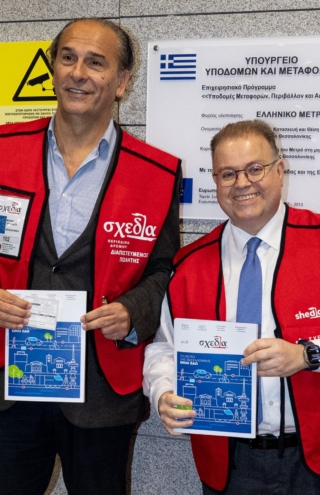 O Μπάνε Πρέλεβιτς και ο Ντίνος Κούης φόρεσαν τα κόκκινα γιλέκα της «Σχεδίας»