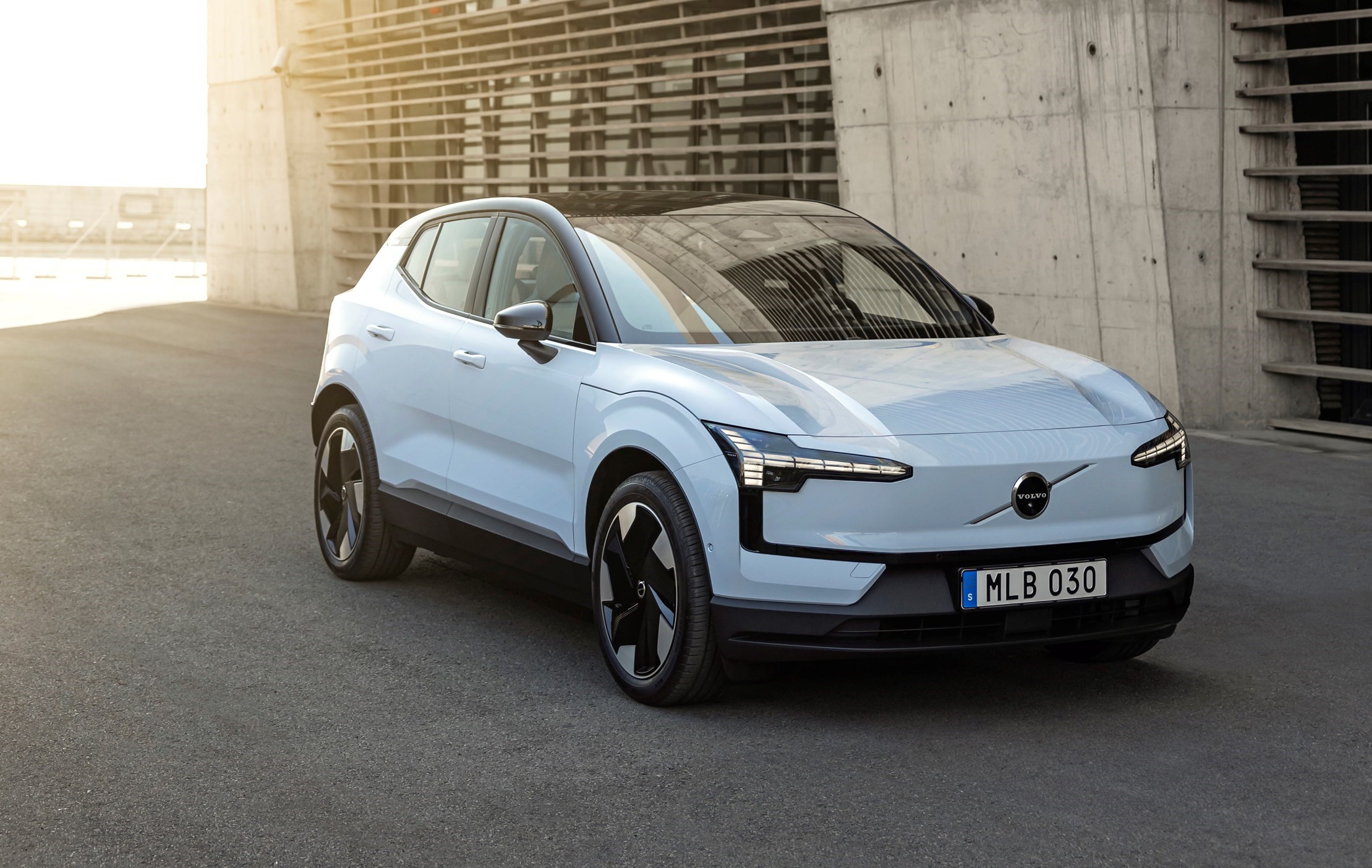 2024: Ακόμη ένα ιστορικό ρεκόρ πωλήσεων για τη Volvo παγκοσμίως και τριπλάσιες πωλήσεις αμιγώς ηλεκτρικών στην Ελλάδα, με «οδηγό» το EX30