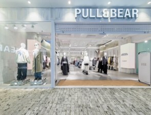 Η Pull&#038;Bear επαναλειτουργεί το flagship κατάστημά της στην Αθήνα