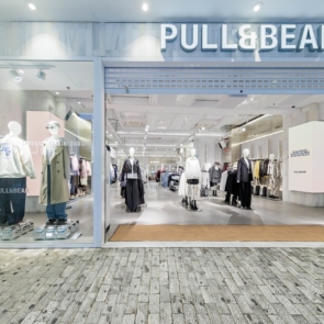 Η Pull&#038;Bear επαναλειτουργεί το flagship κατάστημά της στην Αθήνα