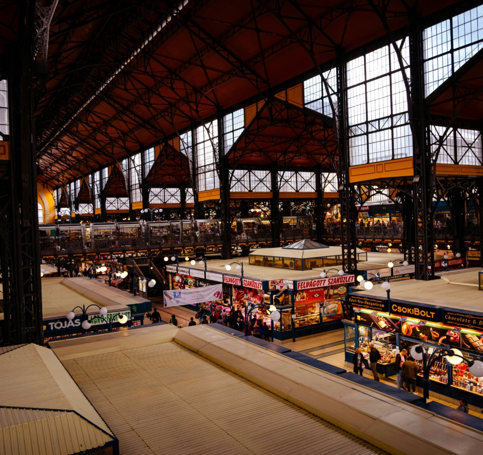 Food halls: Η περίπτωση του Πειραιά και στο στοίχημα των στοών Μοδιάνο και Αρσακείου