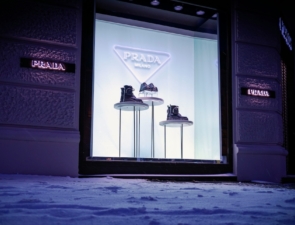 Prada: Η κίνηση-ματ με την πιθανή εξαγορά της Versace και οι διεθνείς προεκτάσεις της