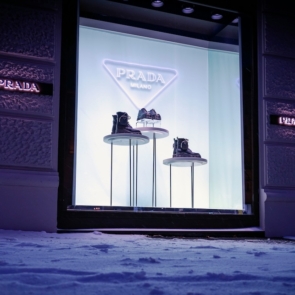 Prada: Η κίνηση-ματ με την πιθανή εξαγορά της Versace και οι διεθνείς προεκτάσεις της