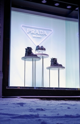 Prada: Η κίνηση-ματ με την πιθανή εξαγορά της Versace και οι διεθνείς προεκτάσεις της