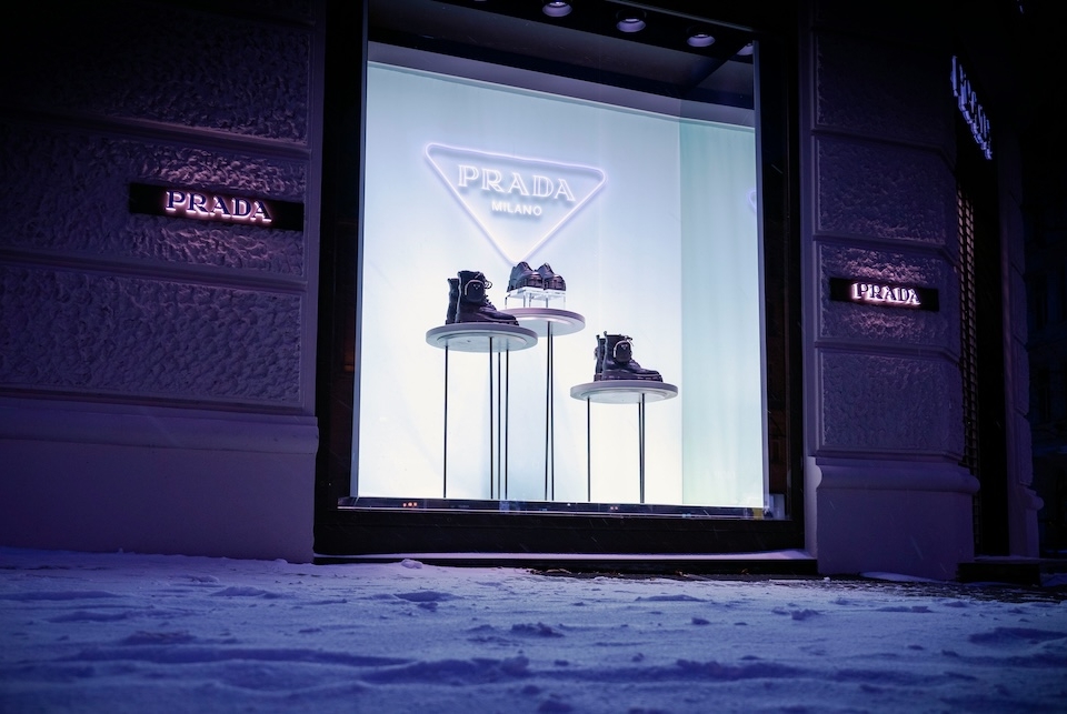 Prada: Η κίνηση-ματ με την πιθανή εξαγορά της Versace και οι διεθνείς προεκτάσεις της